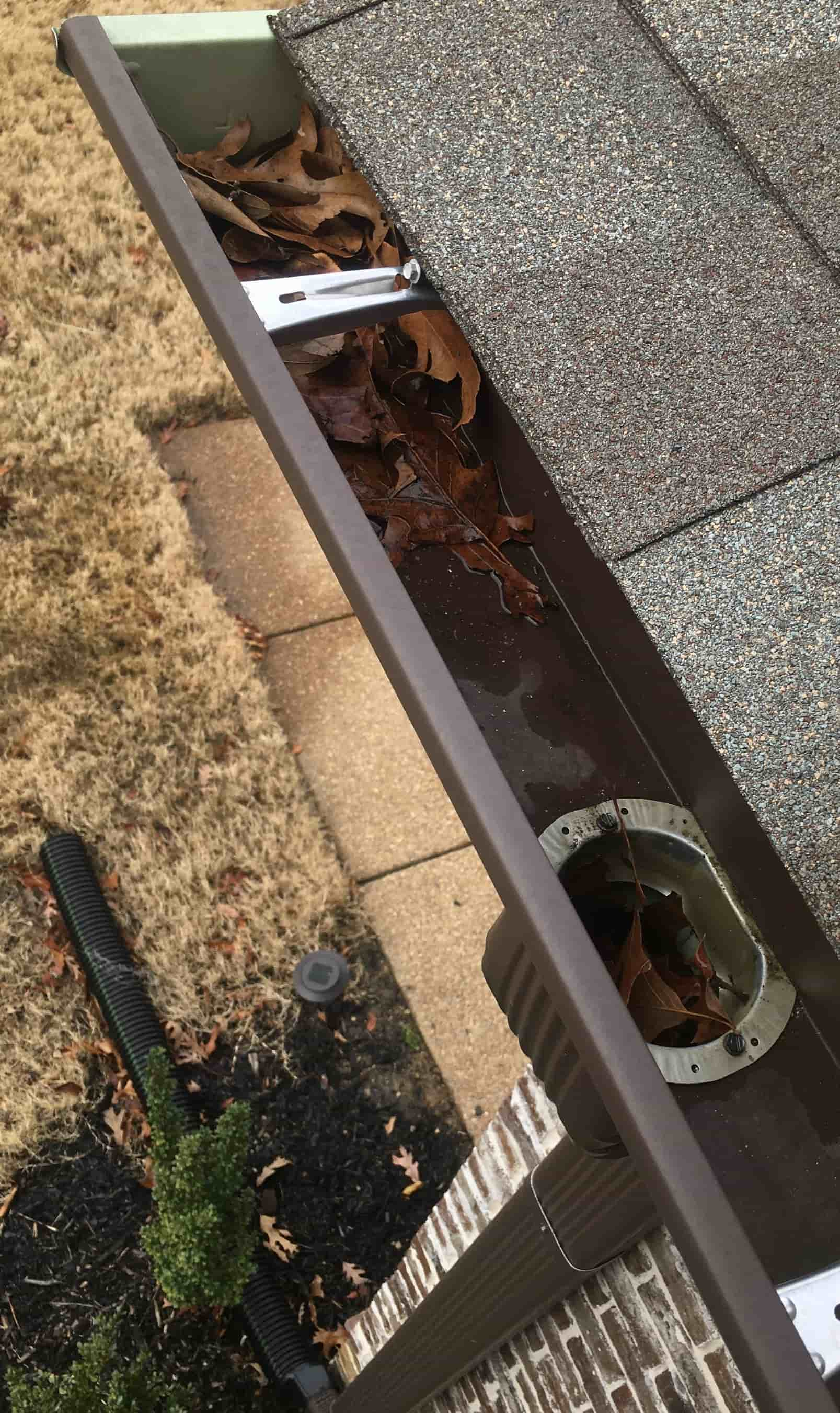 how to remove leaves from gutters