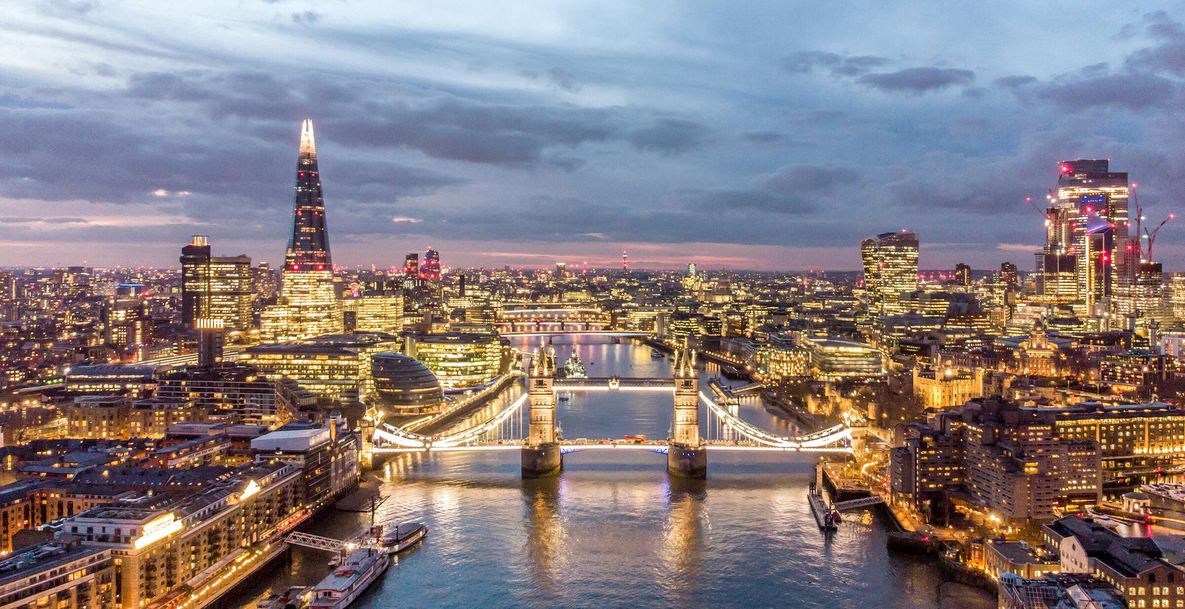 https://storage.googleapis.com/gweb-cloudblog-publish/images/2024-london-summit-ai-leadership-skyline.max-2400x2400.jpg