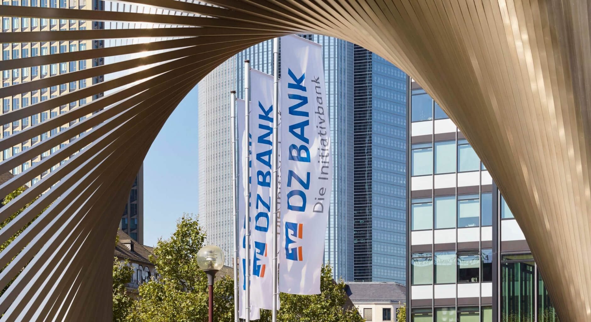 https://storage.googleapis.com/gweb-cloudblog-publish/images/DZ-Bank-Oracles-header-final.max-1900x1900.jpg