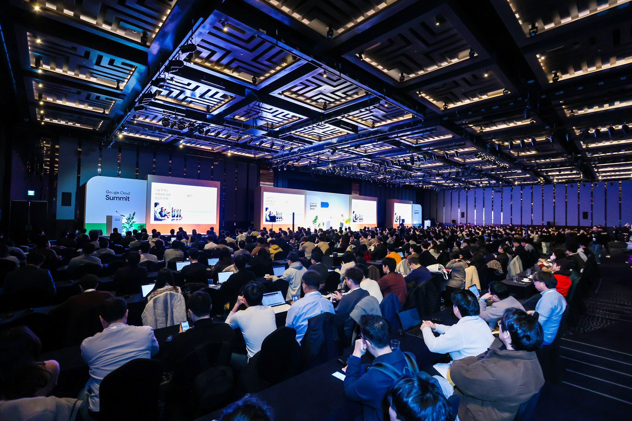 https://storage.googleapis.com/gweb-cloudblog-publish/images/Google_Cloud_Summit_Seoul_2023_Highlight_8.max-2200x2200.jpg