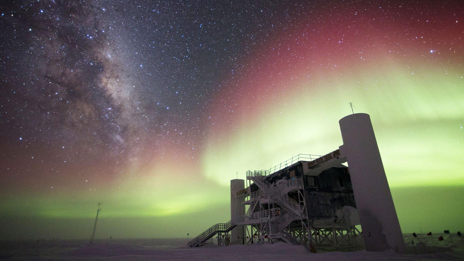 https://storage.googleapis.com/gweb-cloudblog-publish/images/IceCube_Neutrino_Lab_Aurora.max-1600x1600.jpeg