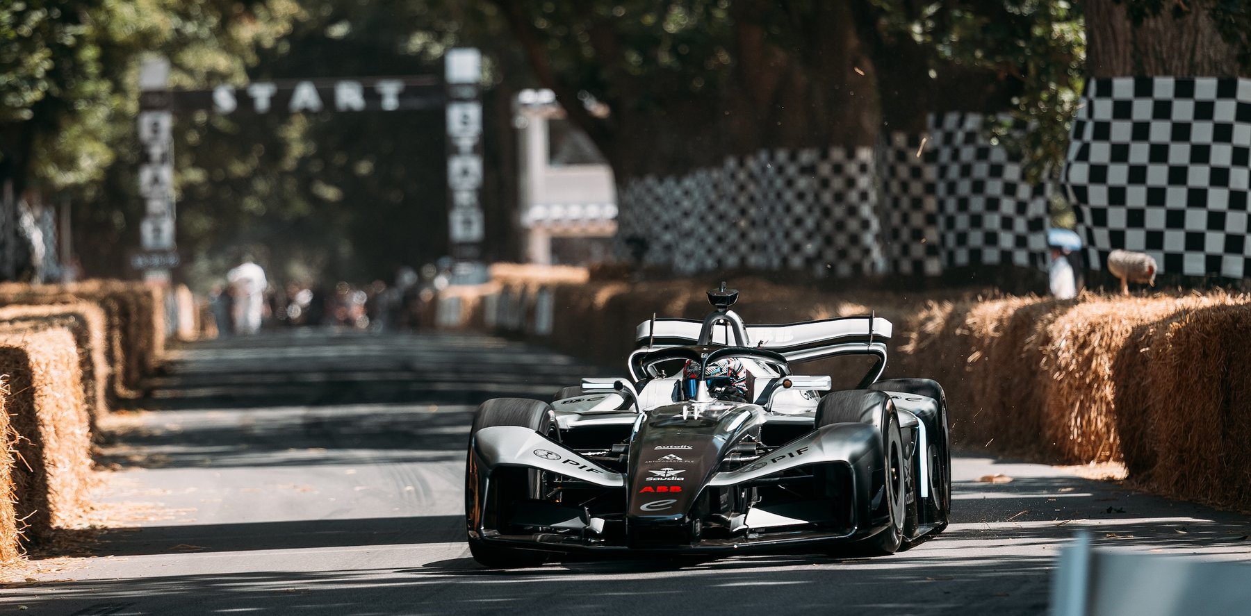 https://storage.googleapis.com/gweb-cloudblog-publish/images/THOMAS_0490_-_FormulaE_-_Goodwood_FOS_-_Ju.max-1800x1800.jpg