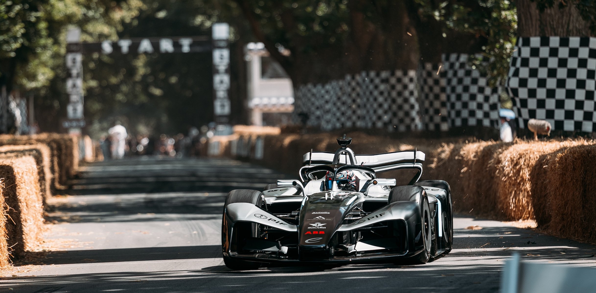 https://storage.googleapis.com/gweb-cloudblog-publish/images/THOMAS_0490_-_FormulaE_-_Goodwood_FOS_-_Ju.max-2500x2500.jpg