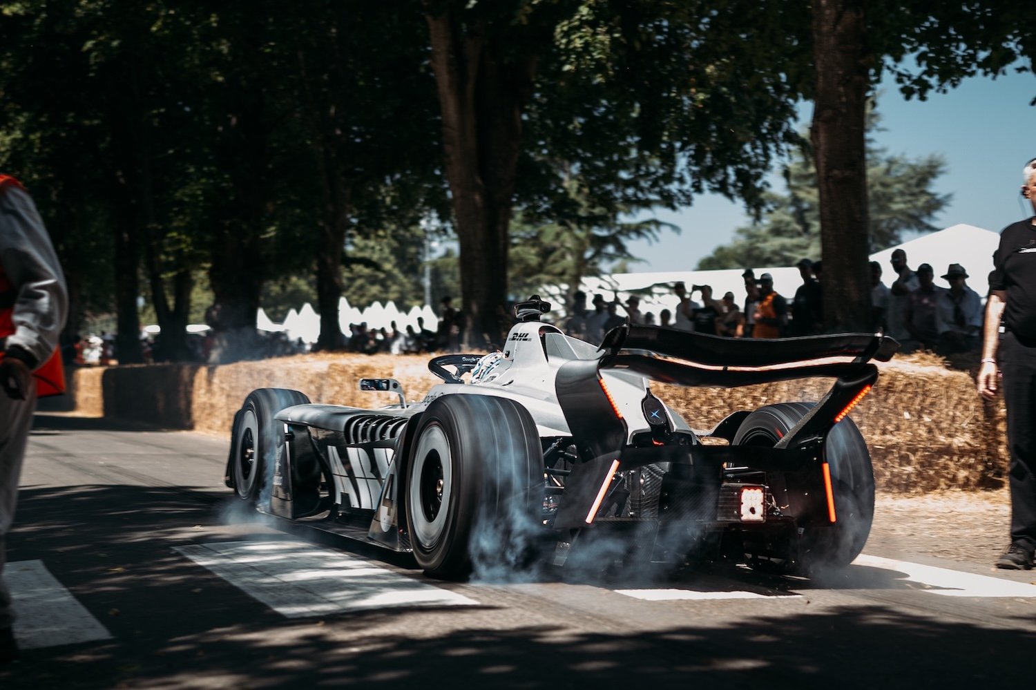 https://storage.googleapis.com/gweb-cloudblog-publish/images/THOMAS_9775_-_FormulaE_-_Goodwood_FOS_-_Ju.max-1500x1500_gKzvofY.jpg