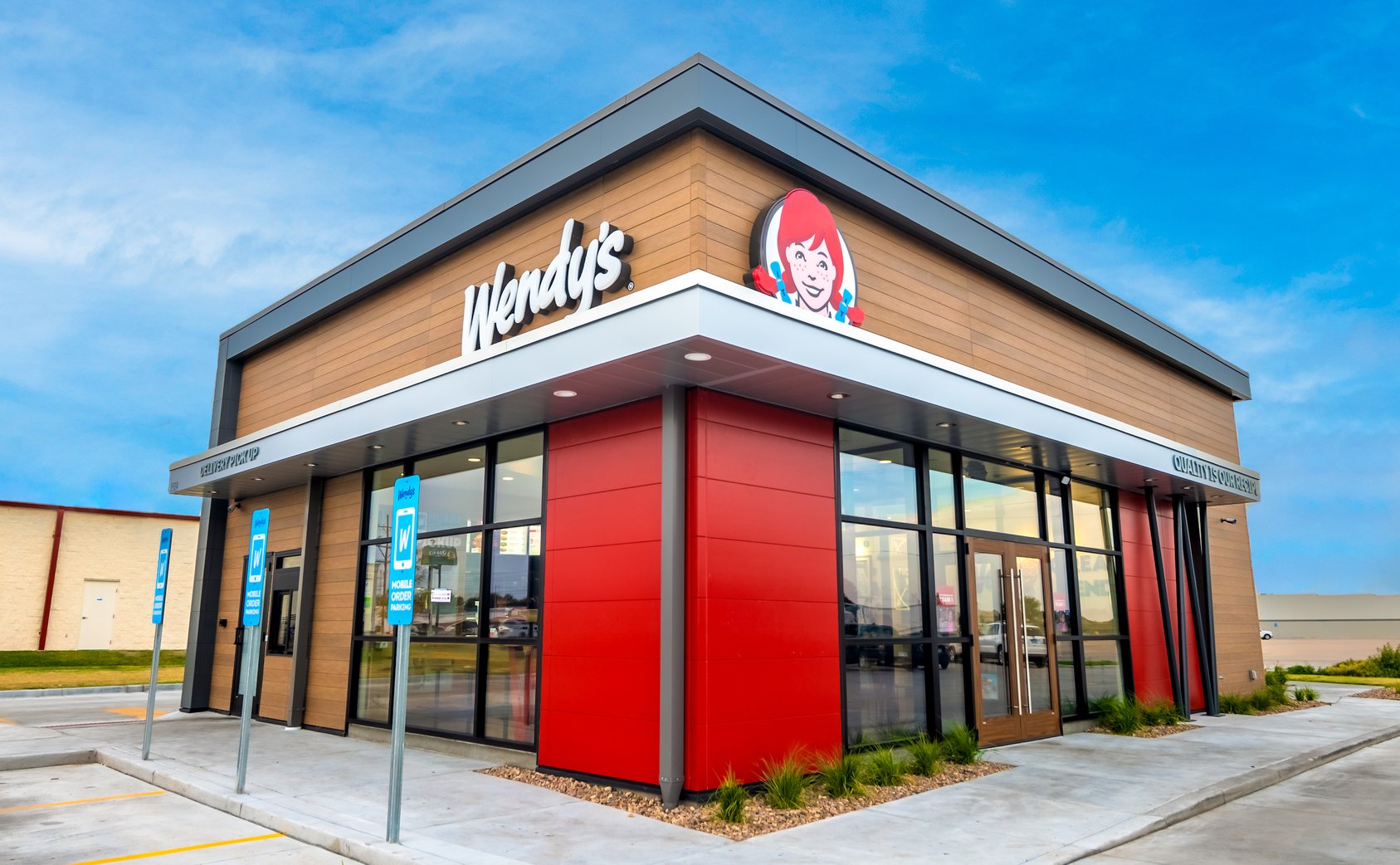 https://storage.googleapis.com/gweb-cloudblog-publish/images/Wendys-gen-ai-ordering-team-empowerment-35.max-2576x1042.jpg