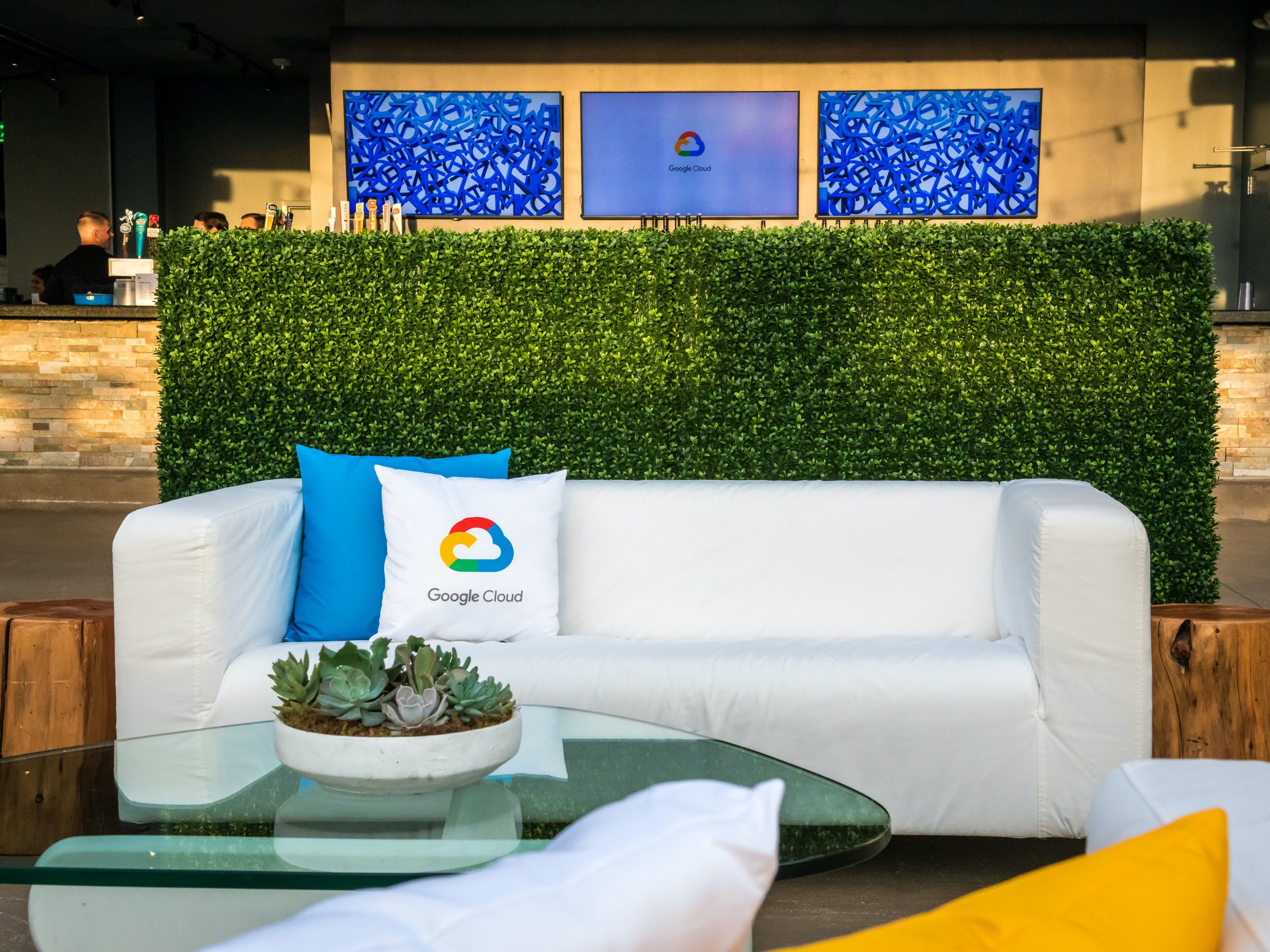 https://storage.googleapis.com/gweb-cloudblog-publish/images/amer-couch-gather-2400x1800.max-2400x2400.jpg
