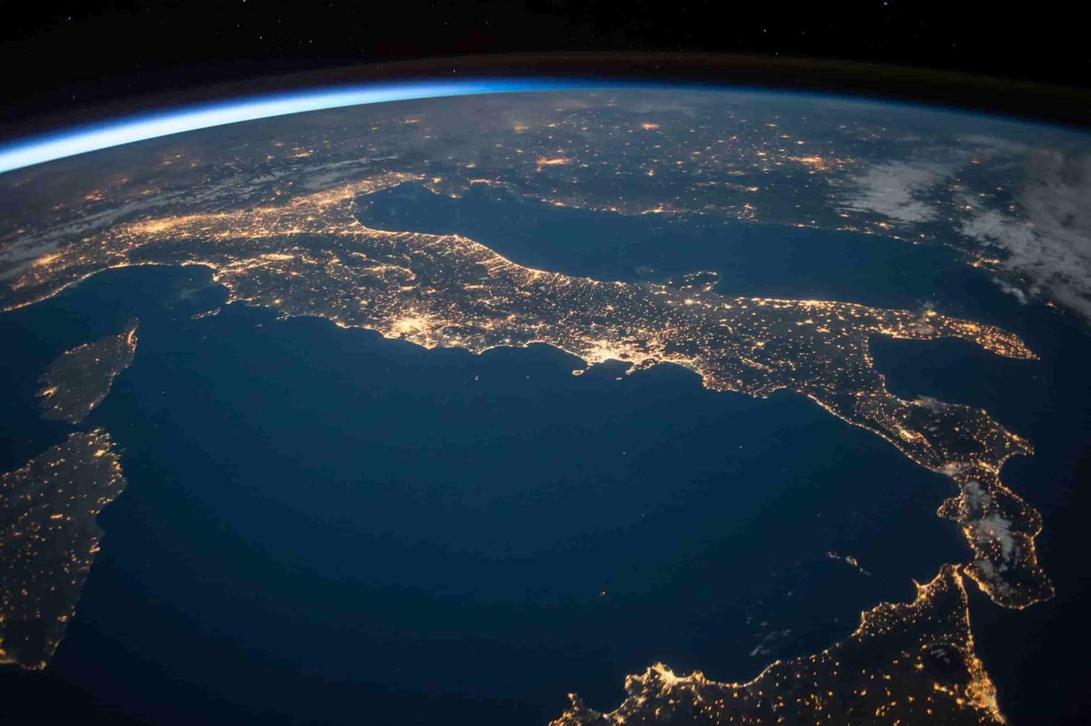https://storage.googleapis.com/gweb-cloudblog-publish/images/astronomy-atmosphere-earth-220201.max-2800.max-2576x1042.jpg
