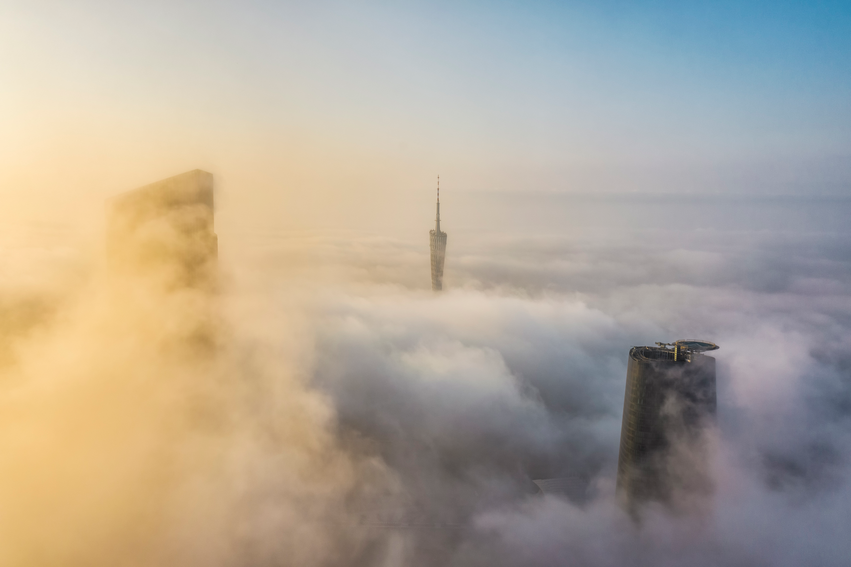 http://storage.googleapis.com/gweb-cloudblog-publish/images/boardroom-multicloud-strategy-hybrid-cloud.max-1700x1700.jpg