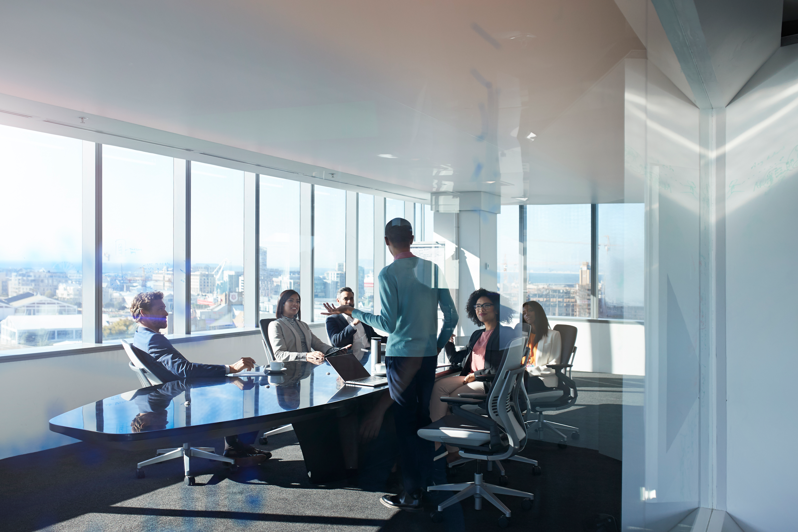 http://storage.googleapis.com/gweb-cloudblog-publish/images/boardroom-multicloud-strategy-hybrid-cloud.max-2600x2600.jpg