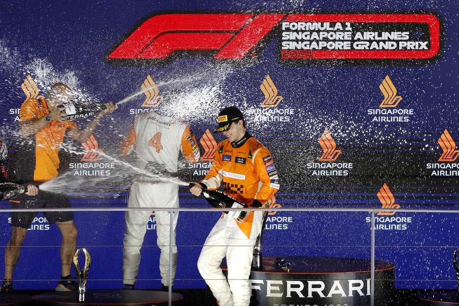 https://storage.googleapis.com/gweb-cloudblog-publish/images/lando-oscar-mclaren-data-ai-interview-podium.max-900x900.jpg