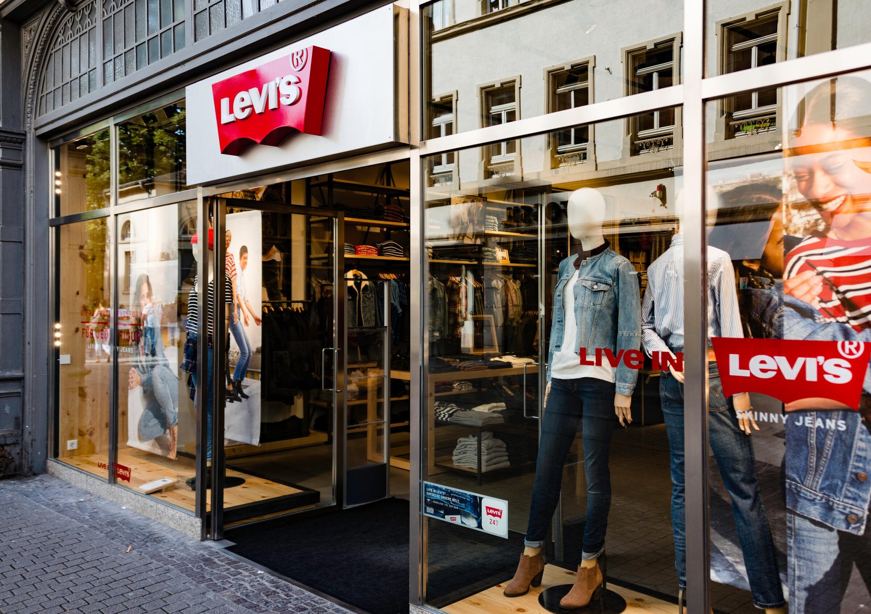 https://storage.googleapis.com/gweb-cloudblog-publish/images/levis-seamless-data-strategy-tailor-made-a.max-1700x1700.jpg