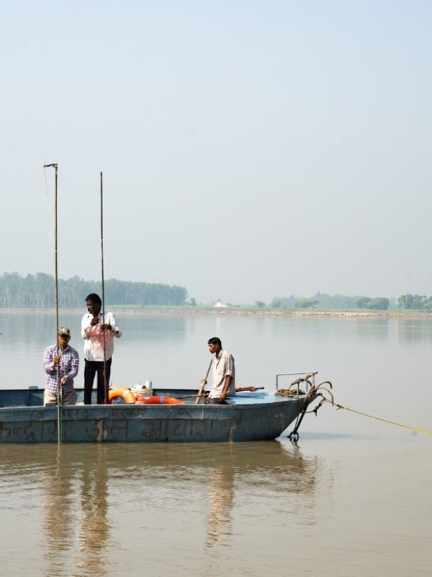 Personas en un barco en la India.
