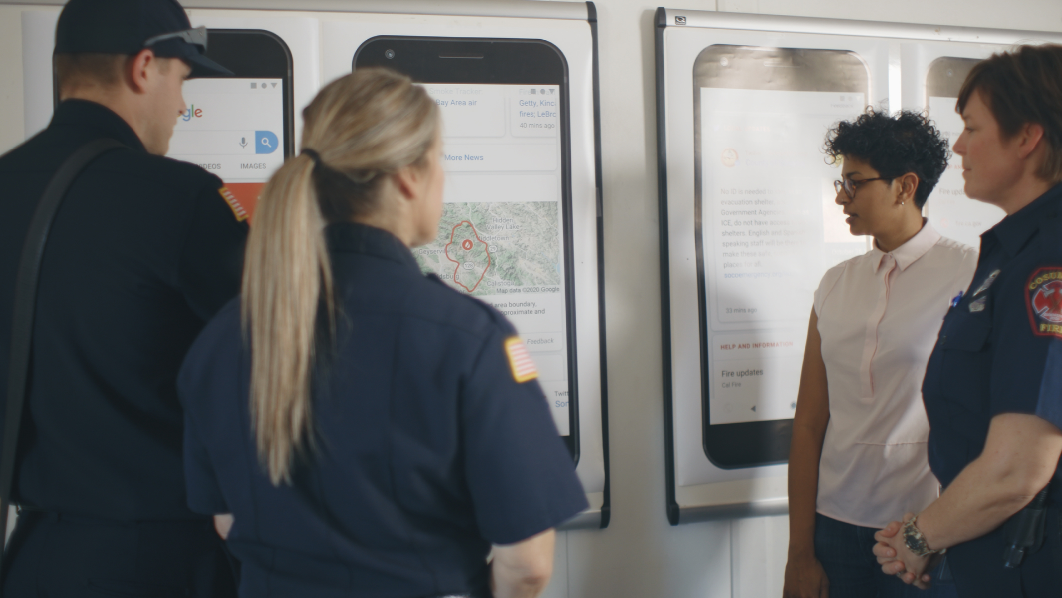 Googler trabajando con bomberos locales en la tecnología de creación de mapas de límites de incendios forestales.