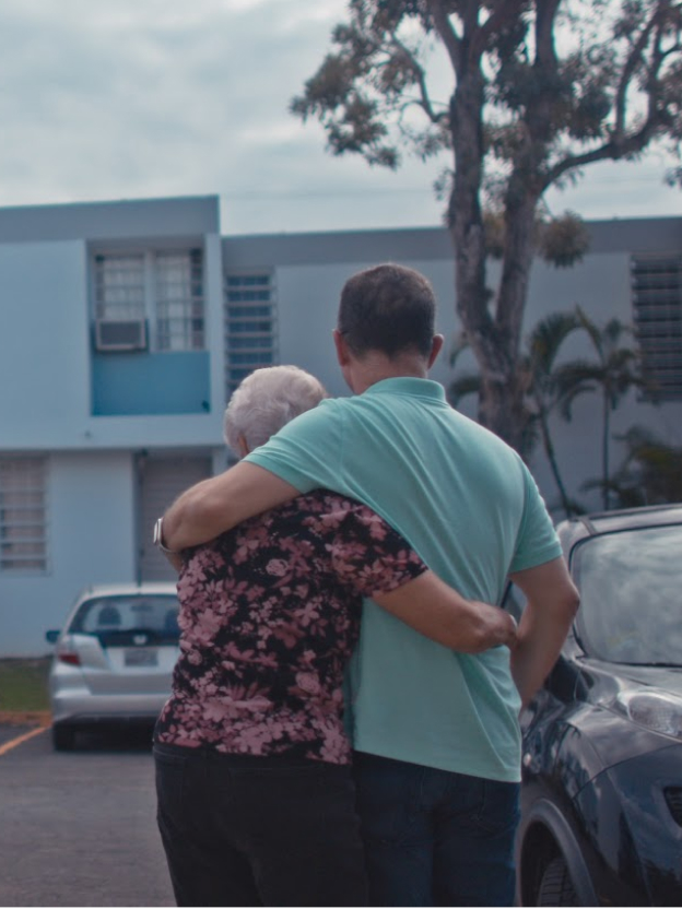 Googler con un familiar tras un huracán en Puerto Rico.