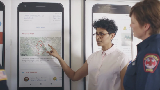 Googler trabajando con bomberos locales en la tecnología de creación de mapas de límites de incendios forestales.