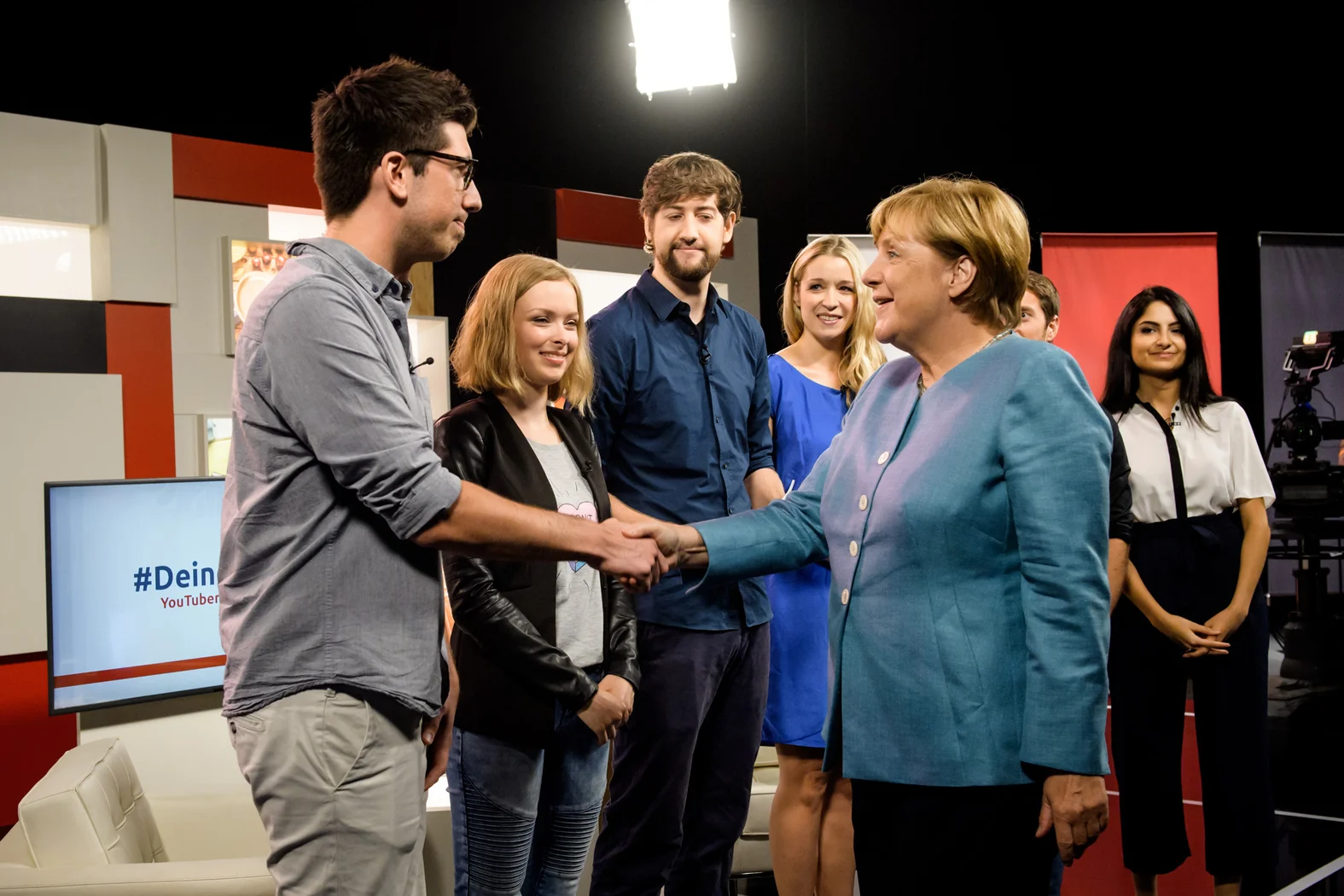 Angela Merkel begrüßt die Youtuber mit einem Händeschütteln