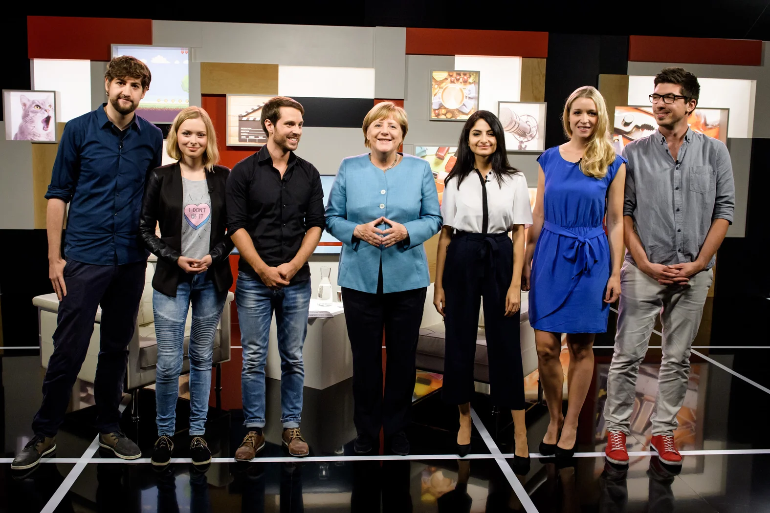 Ein Gruppenfoto zeigt die YouTuber mit Angela Merkel in der Mitte