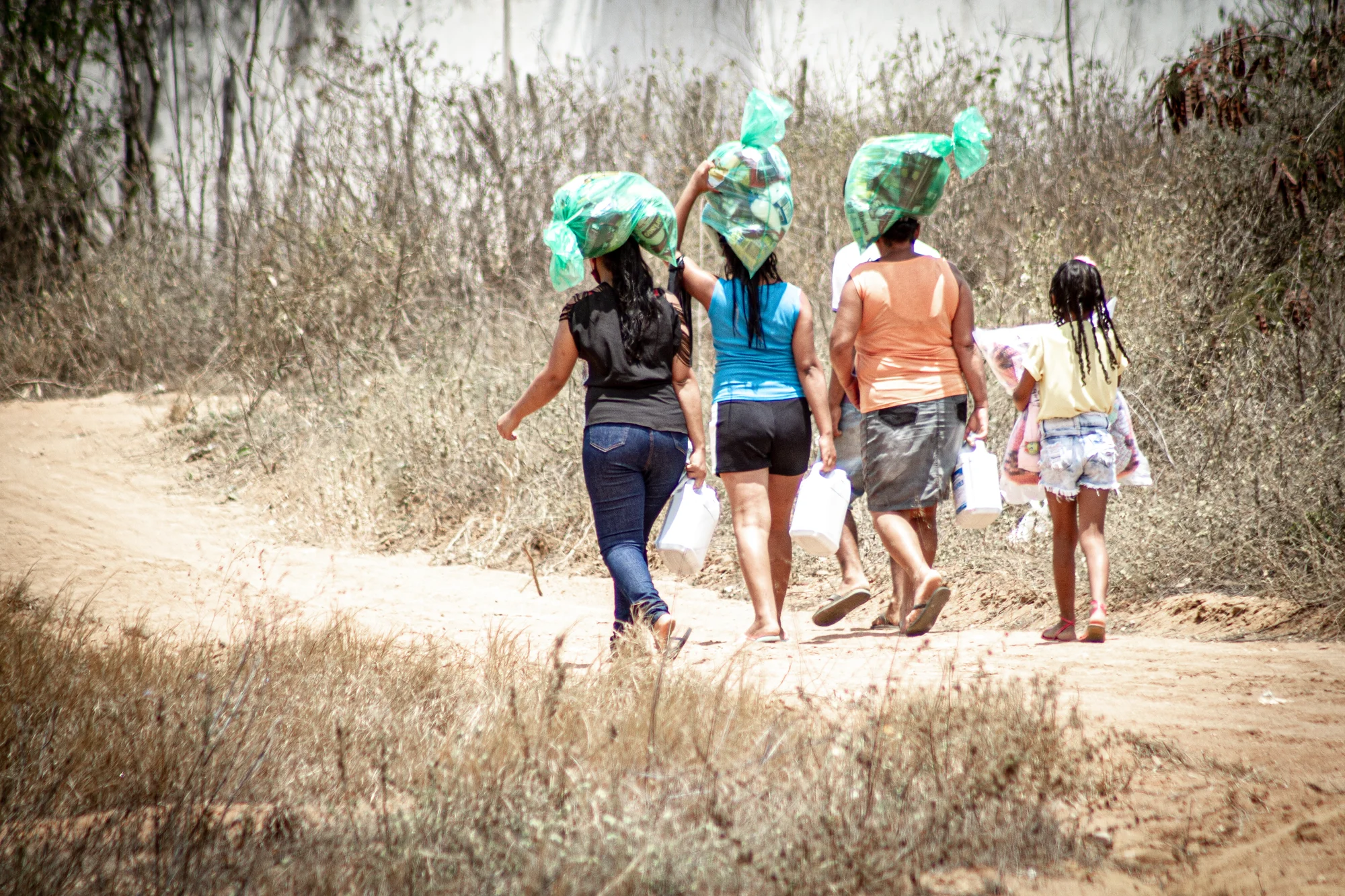 Família carrega cestas básicas de volta pra casa.