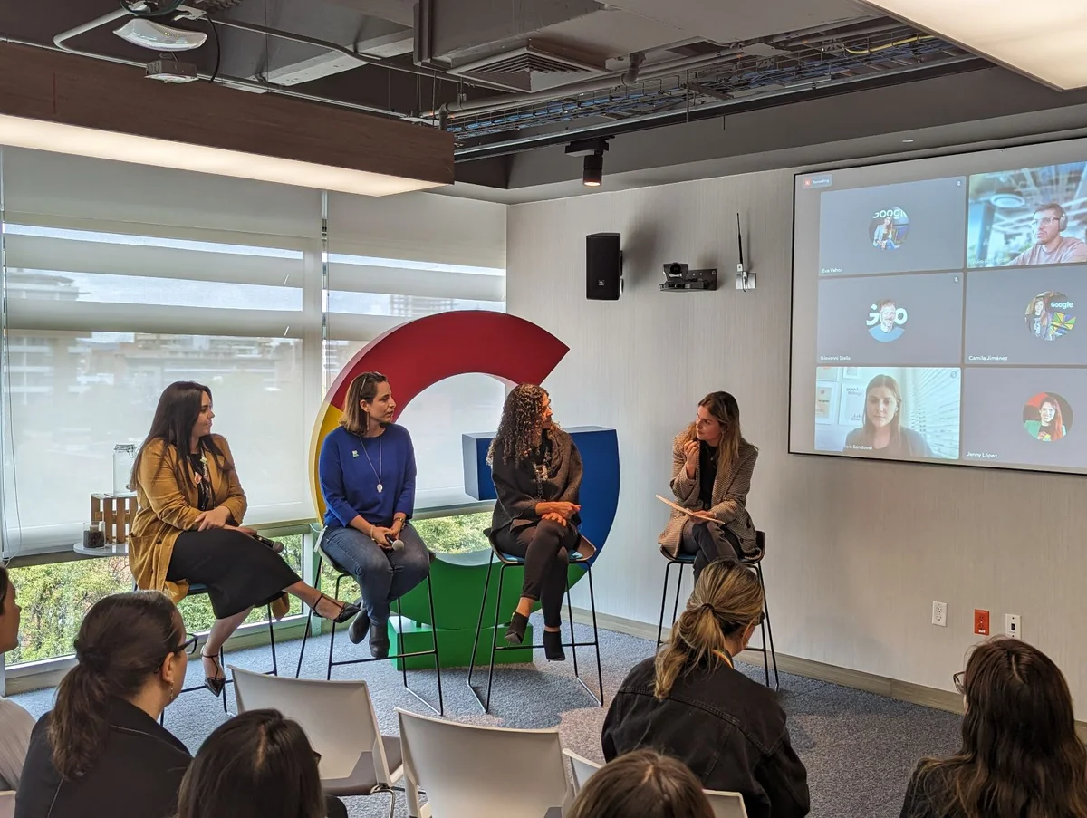 En la foto, Nicky Dupit, Victoria Garzón, Deb Reyes y Andrea Monroy durante un taller de desarrollo de carrera en las oficinas de Bogotá, Colombia