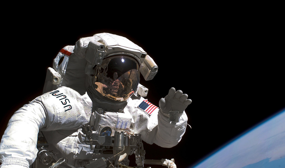 11. Astronaut on an EVA – Smithsonian_s National Air and Space Museum.jpg