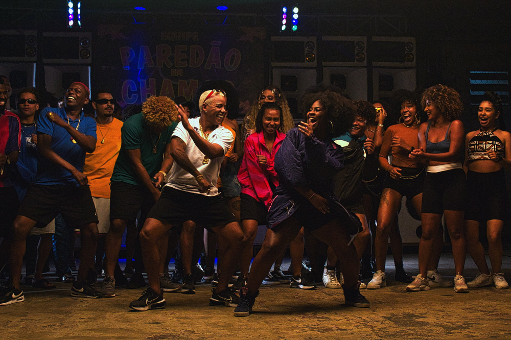 Foto de um grupo de jovens dançando uma tradicional dança brasileira, o passinho