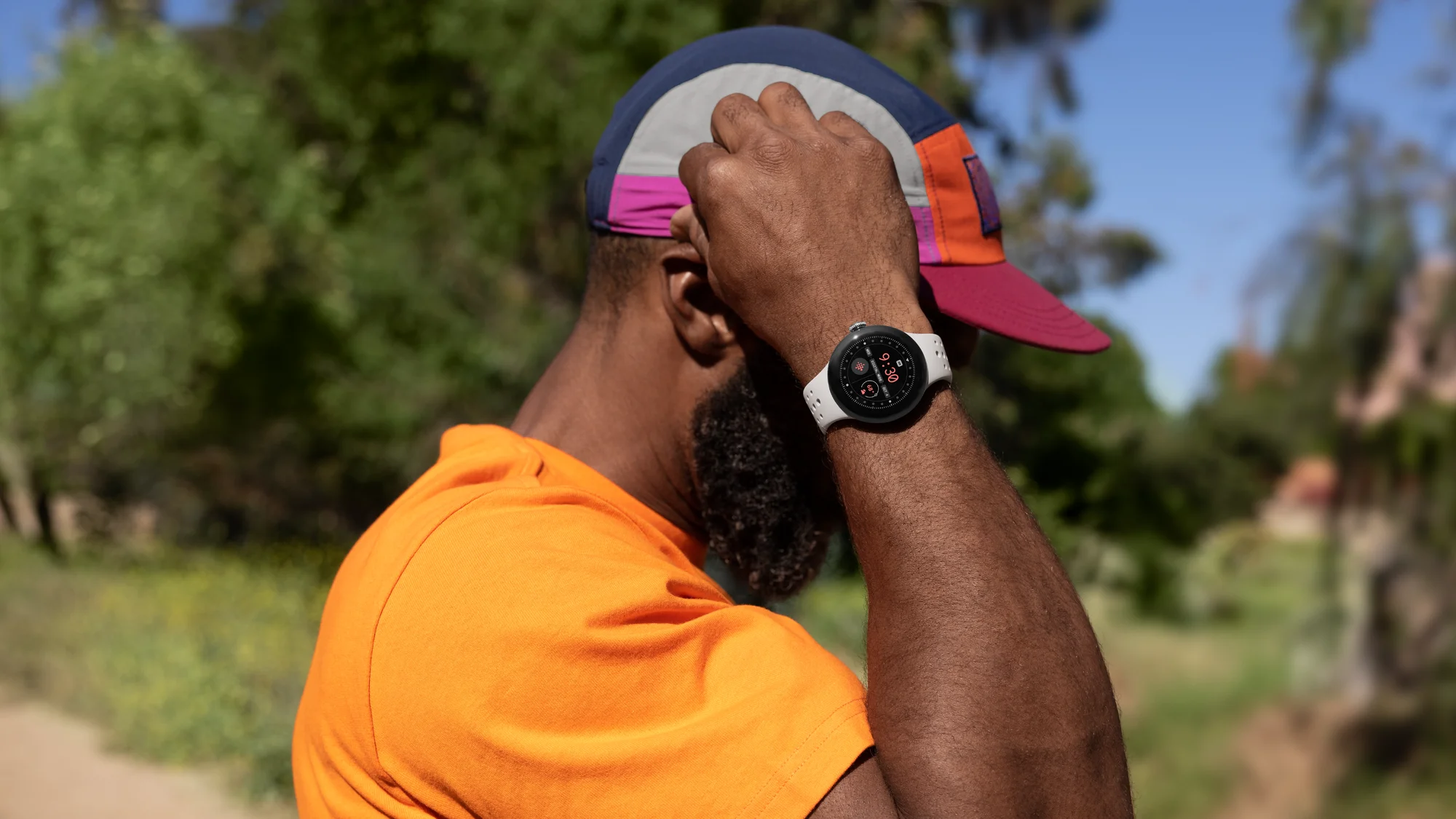 Ein Mann, der eine Pixel Watch 2 mit Armband in der Farbe Porcelain beim Joggen trägt.