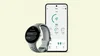 Pixel Watch 2 con Hazel Active Sport Band mostra le opzioni di esercizio. Sullo sfondo un telefono che mostra la scheda "Oggi" della nuova app Fitbit.