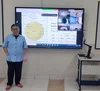 Suyanti teaches Biology to her students remotely.