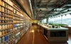 Una vista del café en la oficina de Google en Belo Horizonte, Brasil, con una pared de frascos de especias del artista Máximo Soalheiro.