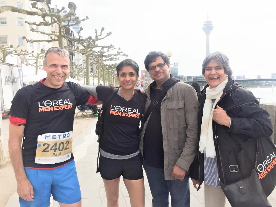 Lavanya beim Marathon in Düsseldorf in 2018 mit ihrem Begleiter und ihren Eltern