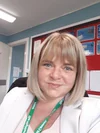 Vemos a Janice en su escritorio en la Escuela Primaria Muirtown en Escocia.
