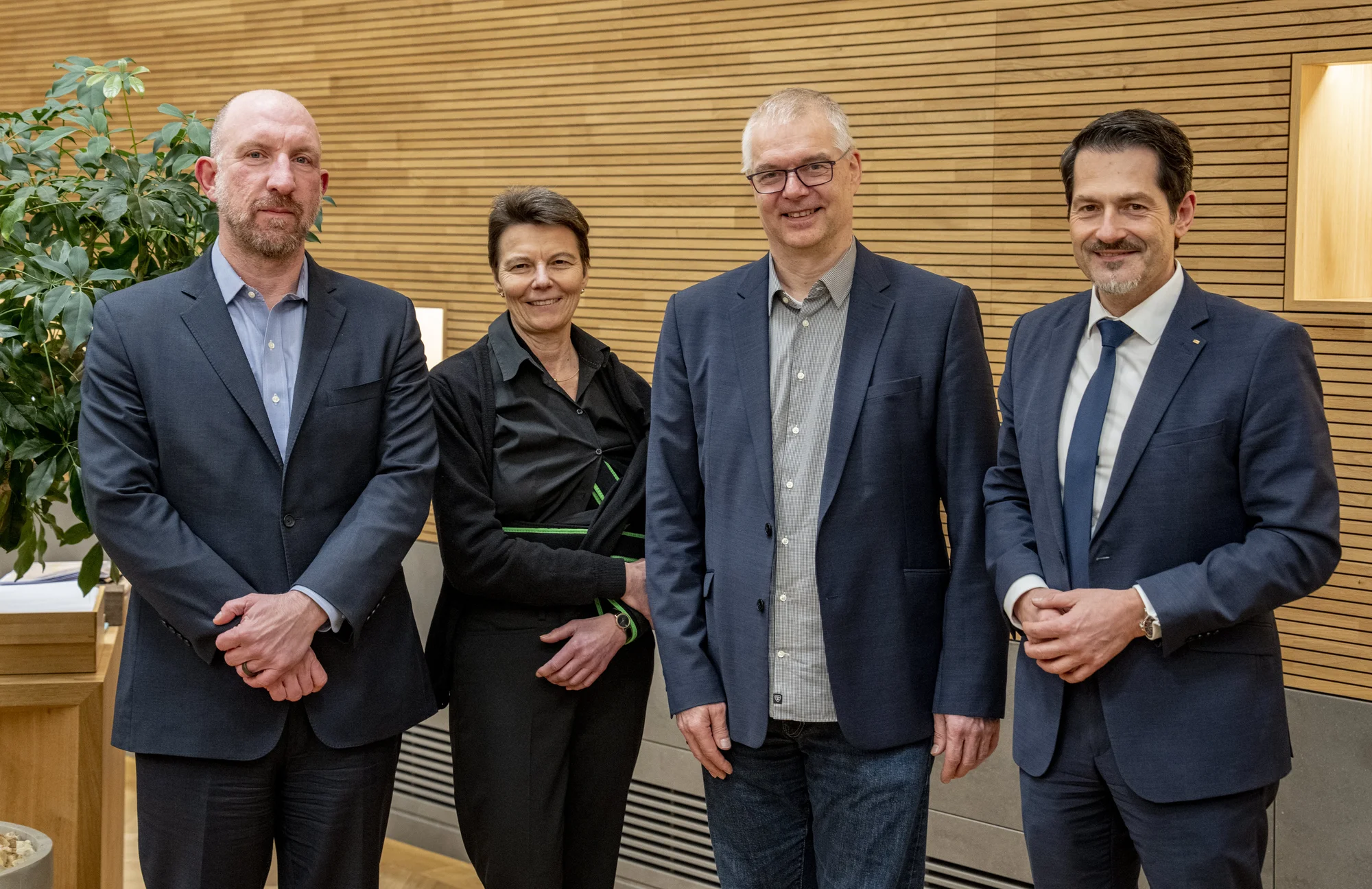 Ein Gruppenfoto, das Phil Venables (Google), Prof Claudia Eckert (TUM, Fraunhofer AISEC), Wieland Holfelder (Google) und Prof. Thomas F. Hofmann (TUM) zeigt