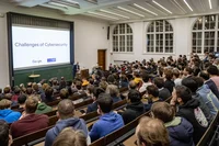 Wieland Holfelder von Google steht in einem vollen Hörsaal der Technischen Universität München und spricht vor Studierenden.