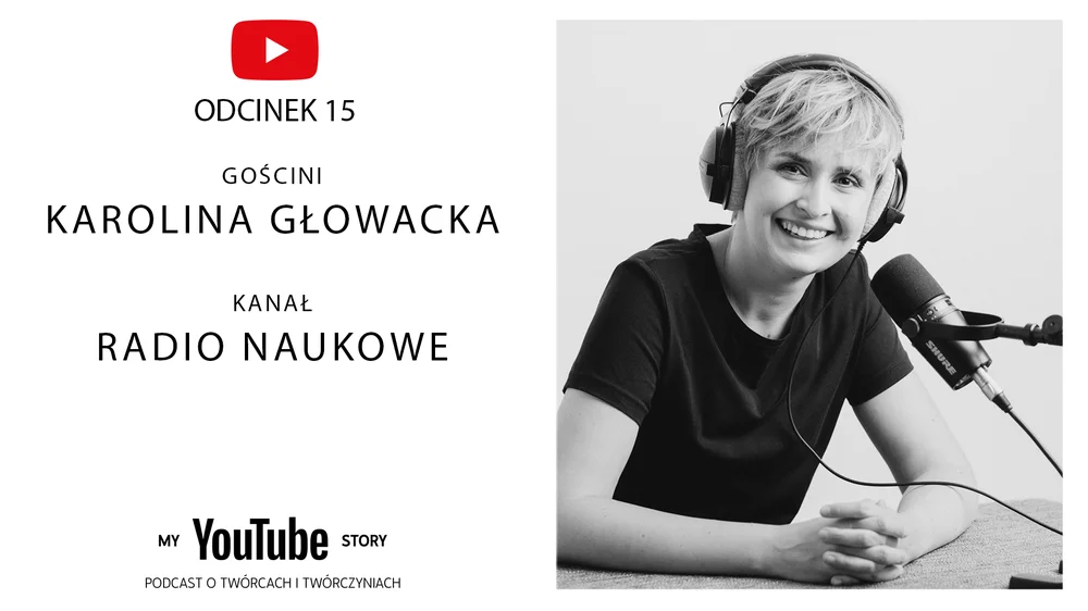 Czarno-białe zdjęcie przedstawia Karolinę Głowacką, założycielkę podcastu Radio Naukowe. Jest ubrana w czarny t-shirt, ma krótkie blond włosy, a na głowie słuchawki. Obok niej stoi radiowy mikrofon.