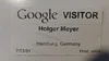 Ein Foto von einem Besucherausweis mit dem Google Logo und dem Namen Holger Meyer