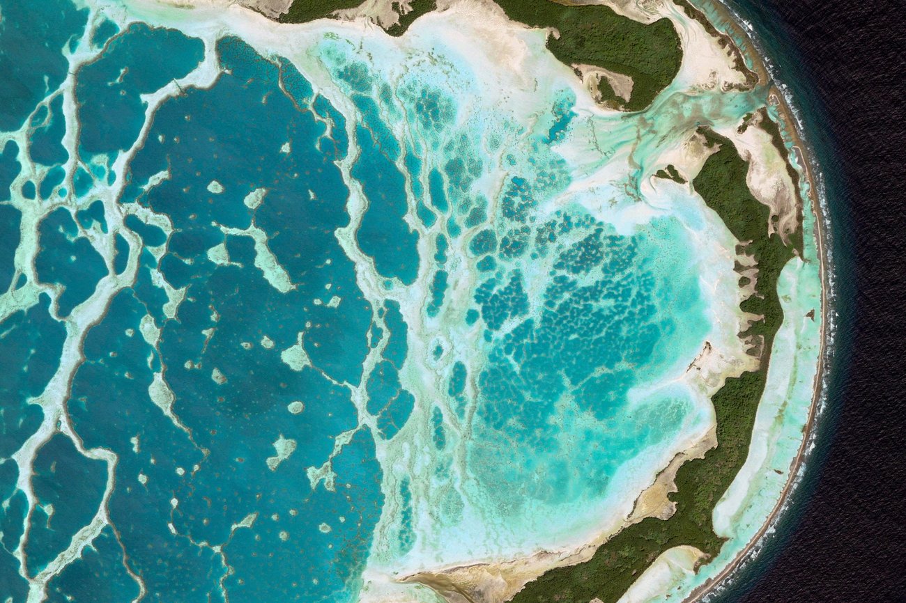 Immagine dall'alto di una spiaggia.