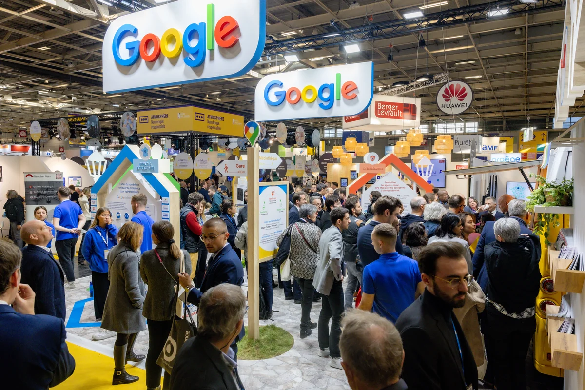 Photo du stand de Google France accueillant de nombreux visiteurs lors de l’édition 2023 Salon des Maires et des Collectivités Locales