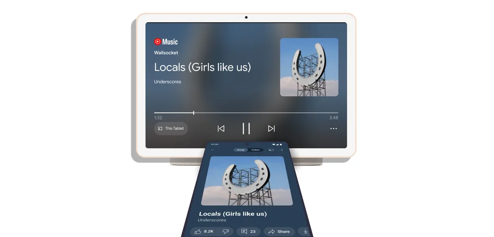 Imaginea arată un telefon îndreptat către un televizor.  Ambele afișează un ecran YouTube Music redând melodia „Locals (Girls Like Us)” de Underscores.