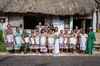 La comunidad del Colectivo Loo'l Pich posan todas juntas con prendas tradicionales