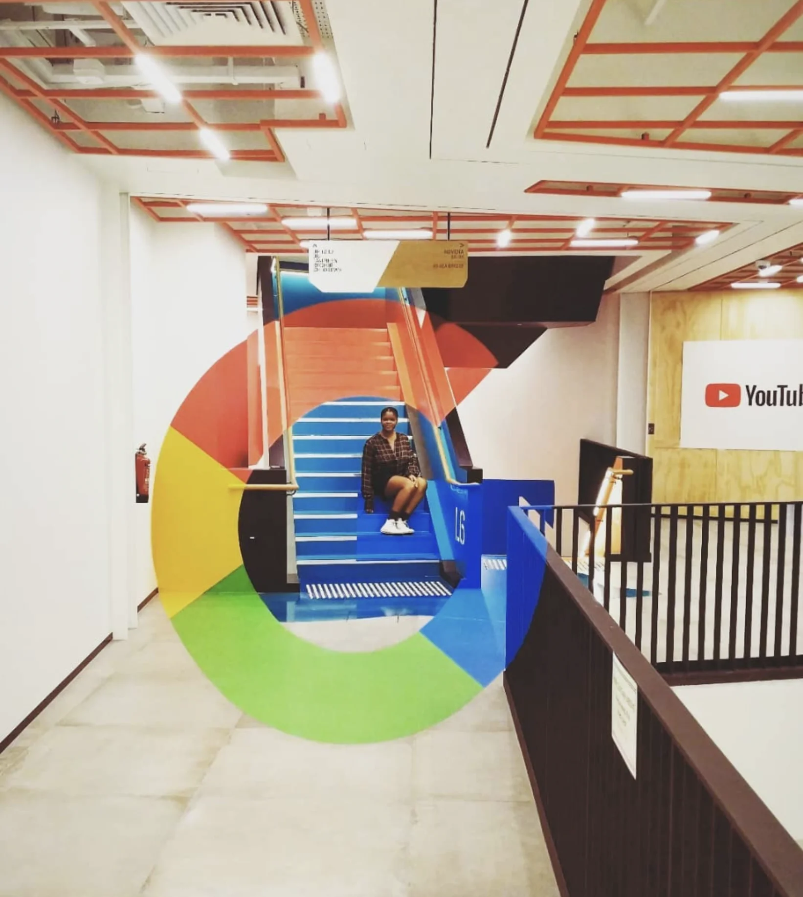 Foto von Felicia sitzend im Google Asia Pacific Headquarter in Singapur.