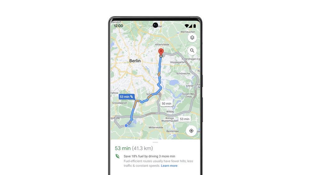 Immagine fissa di un percorso ecologico su Google Maps: nella foto è raffigurato un percorso di guida di 53 minuti a Berlino, con il testo sotto la mappa che mostra che aggiungerà tre minuti ma risparmierà il 18% di carburante in più.