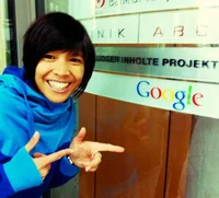 Foto Google-Mitarbeiterin Jannette Flores vor dem Google Büro Hamburg stehend.