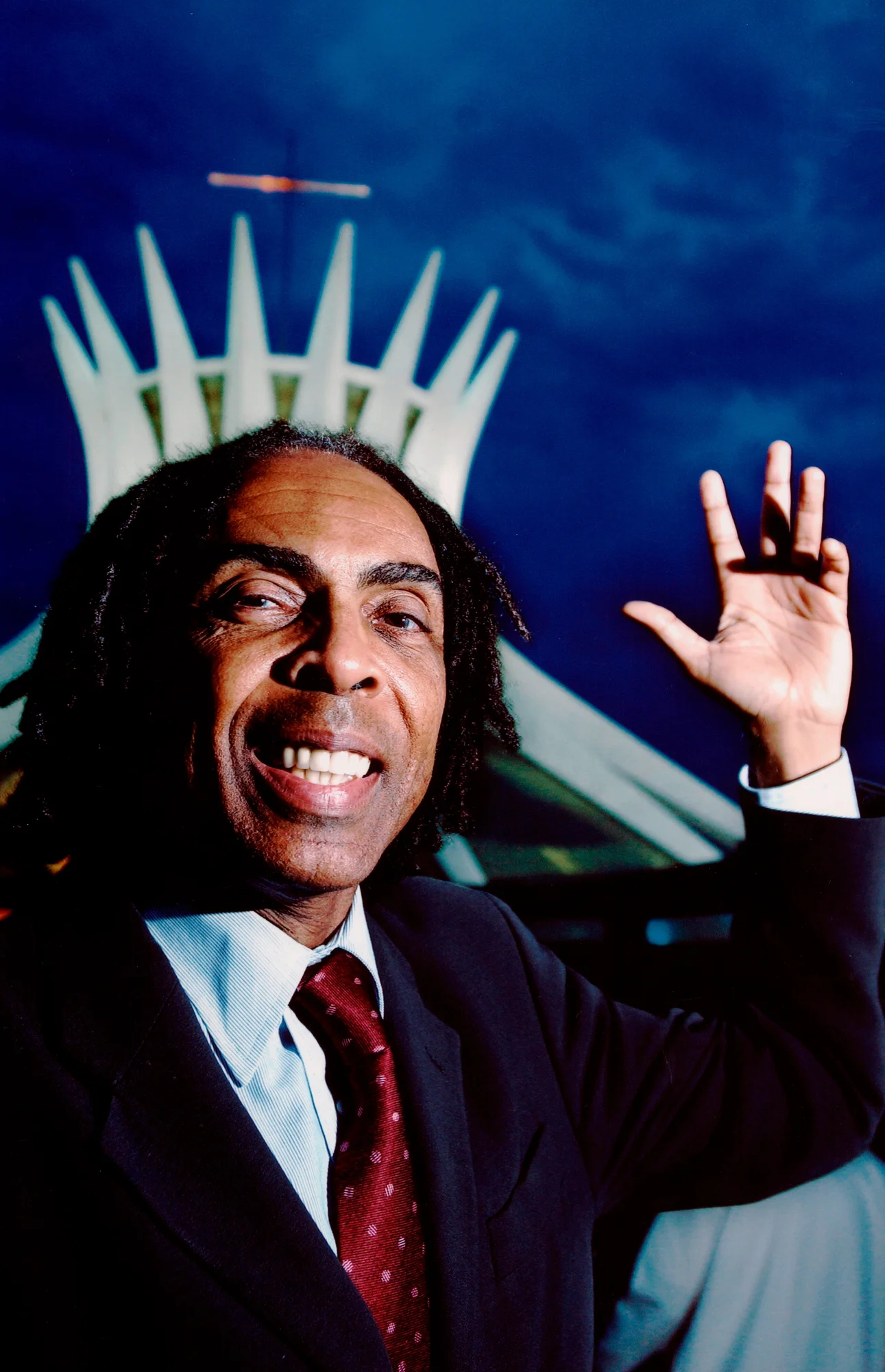 Gilberto Gil posando em frente à Catedral de Brasília