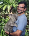 Rubén Lozano-Aguilera hält einen Koala-Bären im Arm und lächelt in die Kamera.