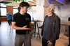 Un empleado de Google conversa con Jon Stewart en el evento