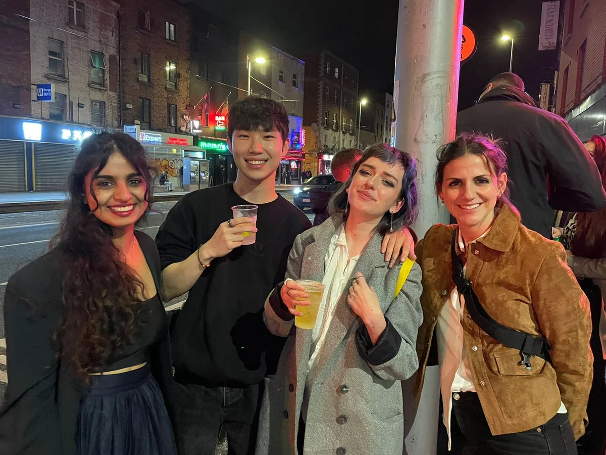 Ein Gruppenfoto von Sameeksha mit ihren Freund:innen vor einem Pub in den Straßen von Dublin.