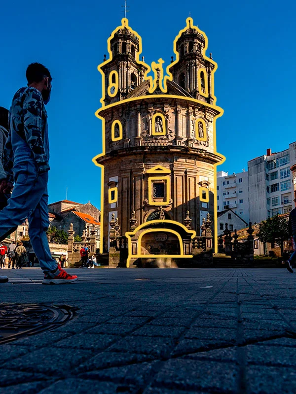 Ein Foto eines Turmes auf einem Marktplatz.