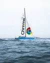 Photo du bateau de Basile Buisson et Kieran Le Borgne aux couleurs de Google Chrome en pleine mer.