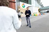 Ein Mann steht vor dem Google Stand