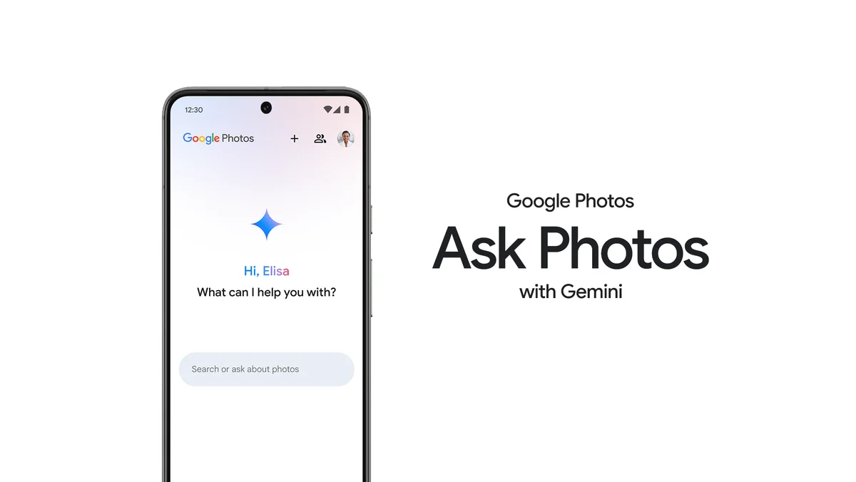 Pantalla de un teléfono móvil mostrando la interfaz de Google Photos con la función "Ask Photos with Gemini". En la pantalla se lee "Hi, Elisa" seguido de "What can I help you with?" (¿En qué puedo ayudarte?). Abajo hay una barra de búsqueda que dice "Search or ask about photos" (Buscar o preguntar sobre fotos). A la derecha de la imagen, el texto dice "Google Photos Ask Photos with Gemini" sobre un fondo blanco.